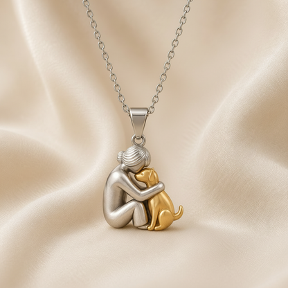 Collana Abbraccio Eterno, modello donna, cane, oro